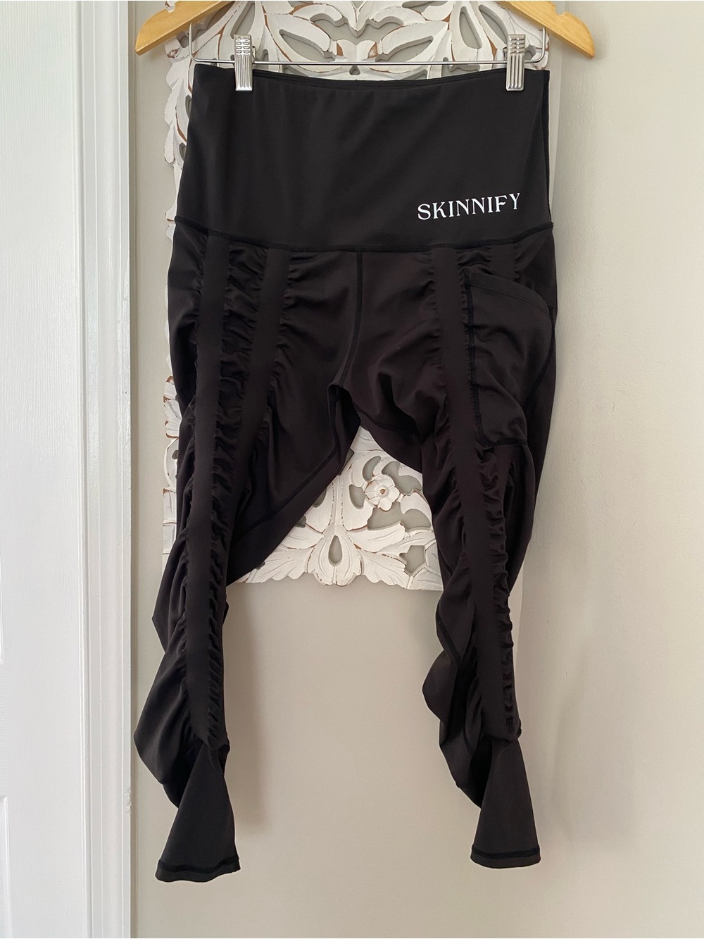 SKINNIFY Medium Compression Resistance Band Pocket Leggings Black Workout Active